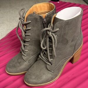 Universal Thread Gray Lace-Up Boots